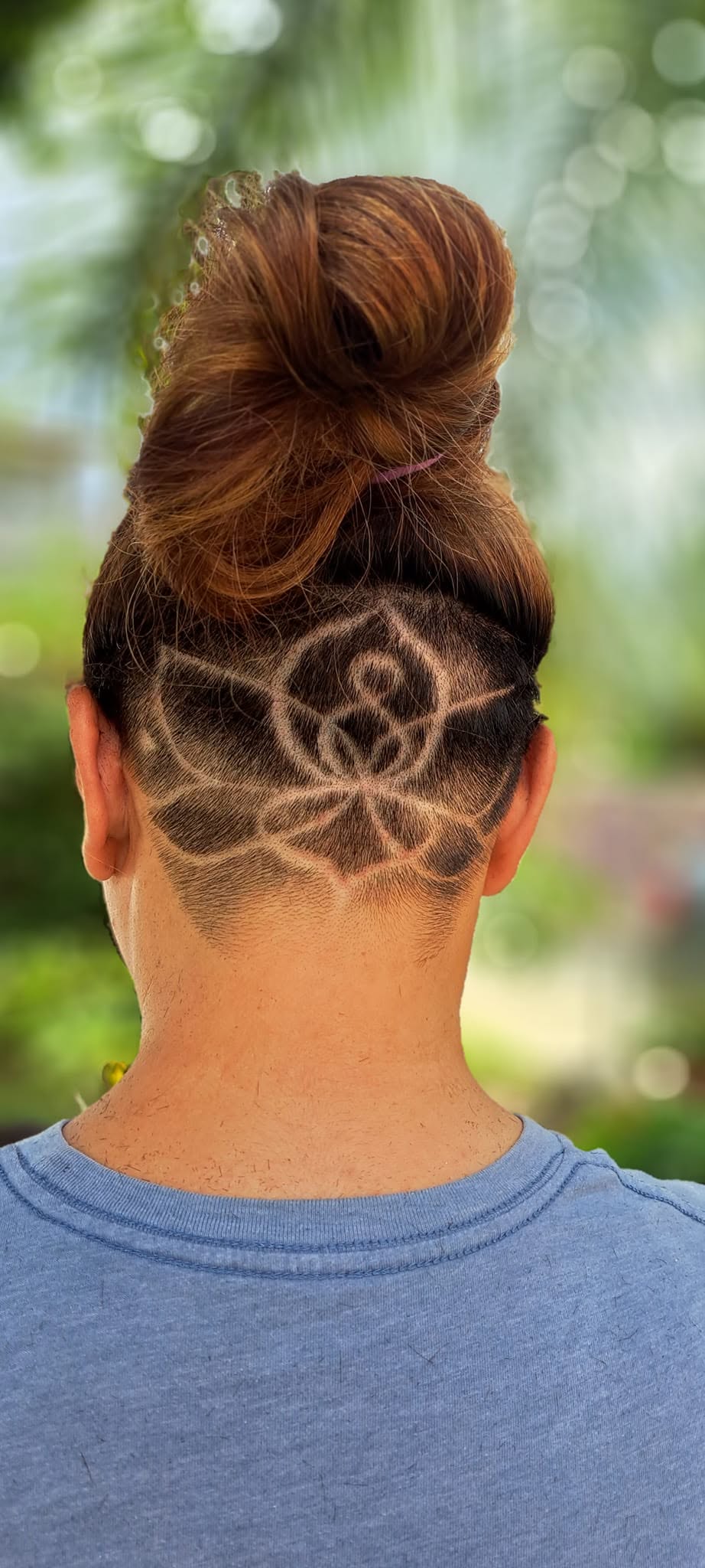 Barbero profesional de Nómada Barbería Móvil atendiendo a un cliente a domicilio en Guadalajara